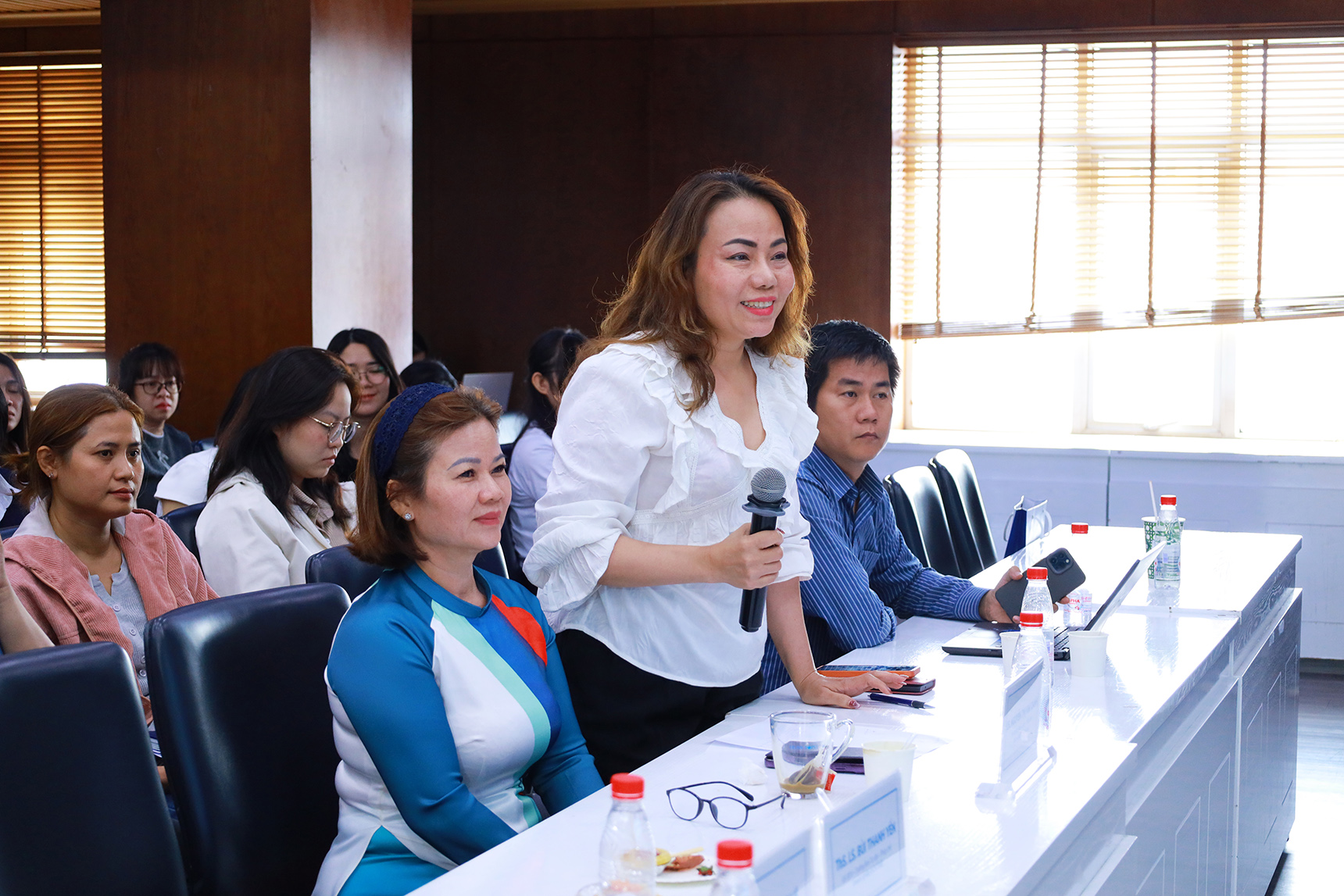cac doanh nghiep thao luan trao doi giai dap thac mac voi cac dien gia tai dien dan