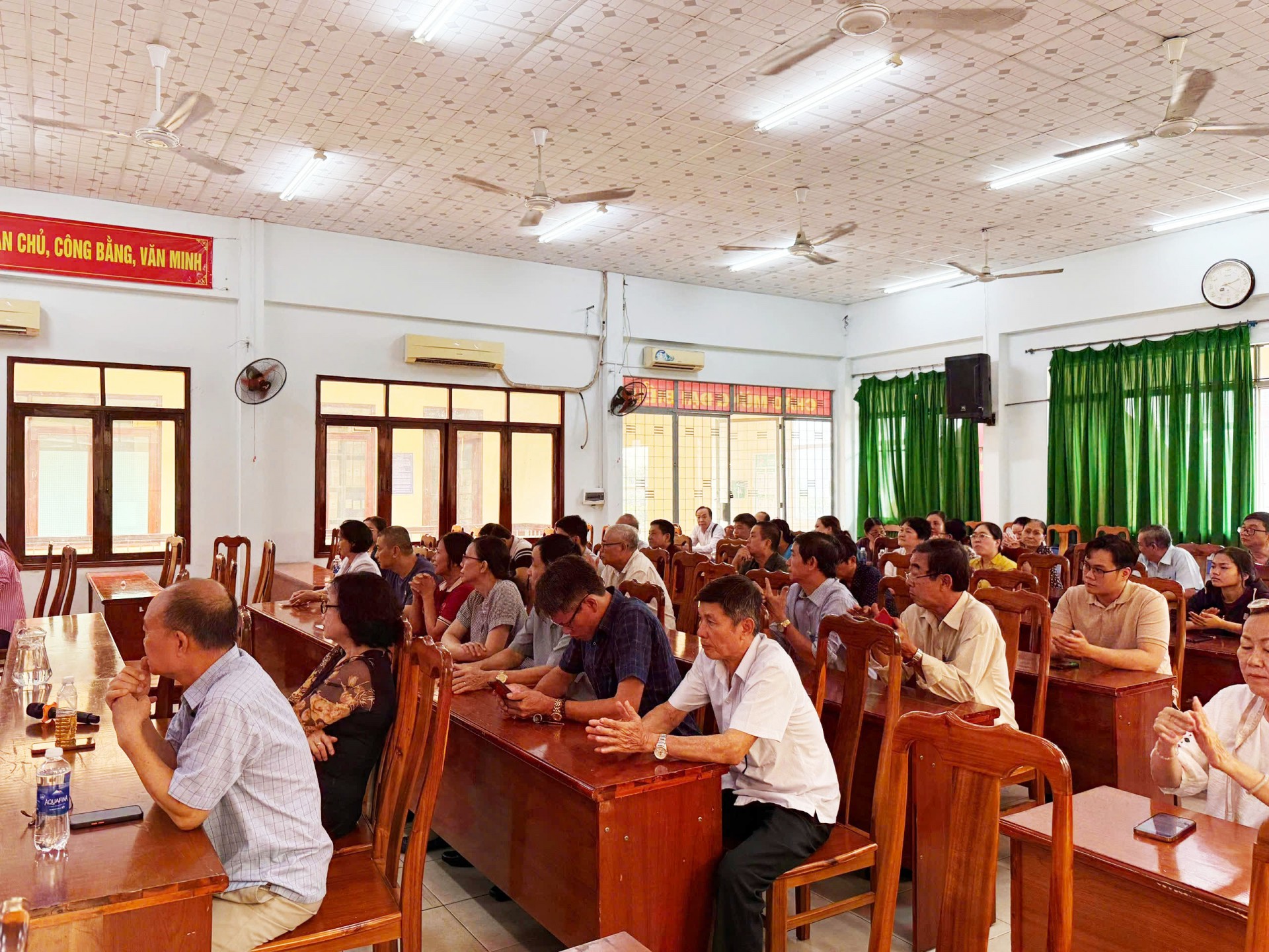 Luat su Nguyen Thi Kim Oanh tai hoi nghi tiep xuc voi cu tri tai phuong Phu tho hoa 2