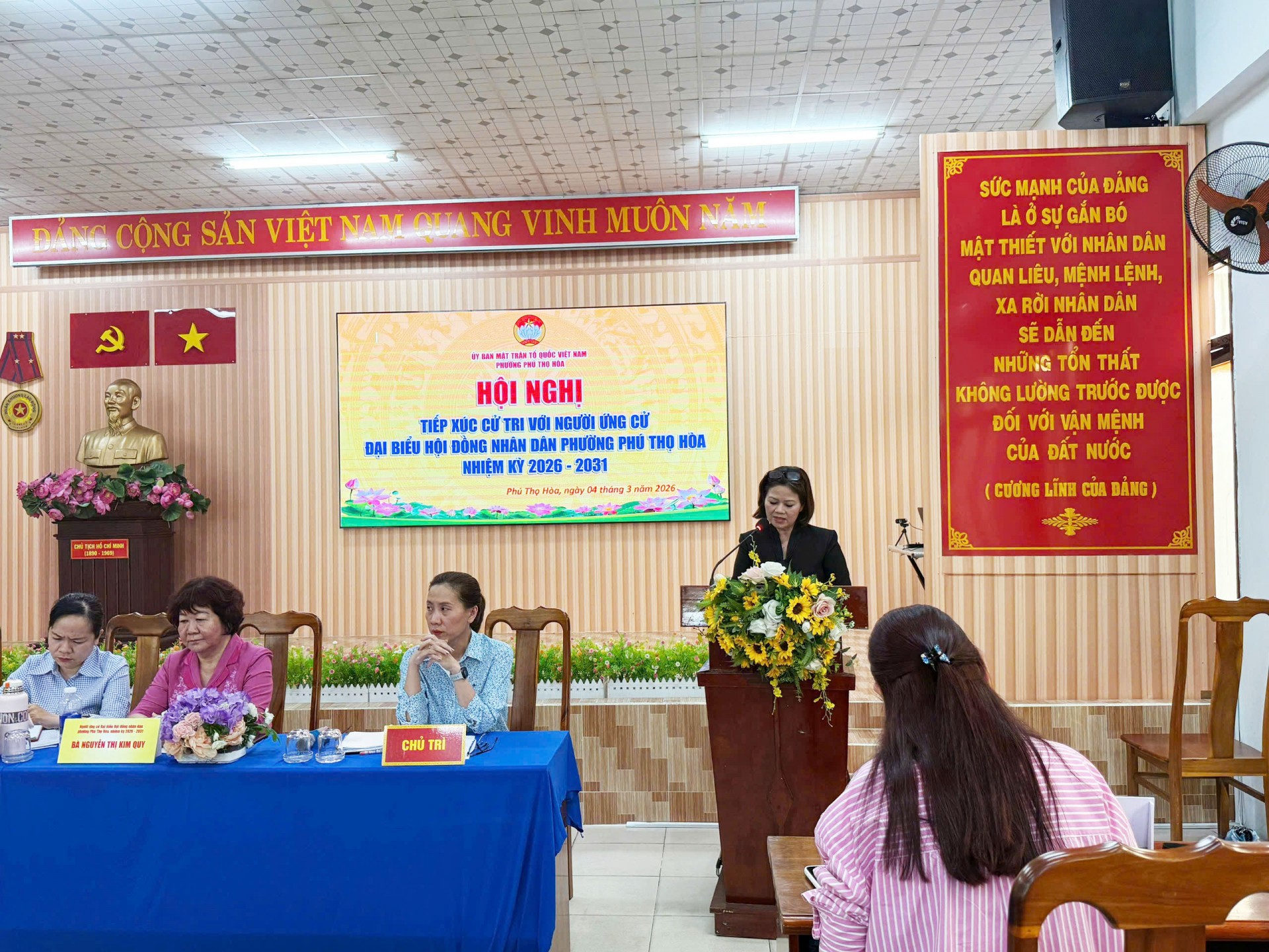 Luat su Nguyen Thi Kim Oanh tai hoi nghi tiep xuc voi cu tri tai phuong Phu tho hoa