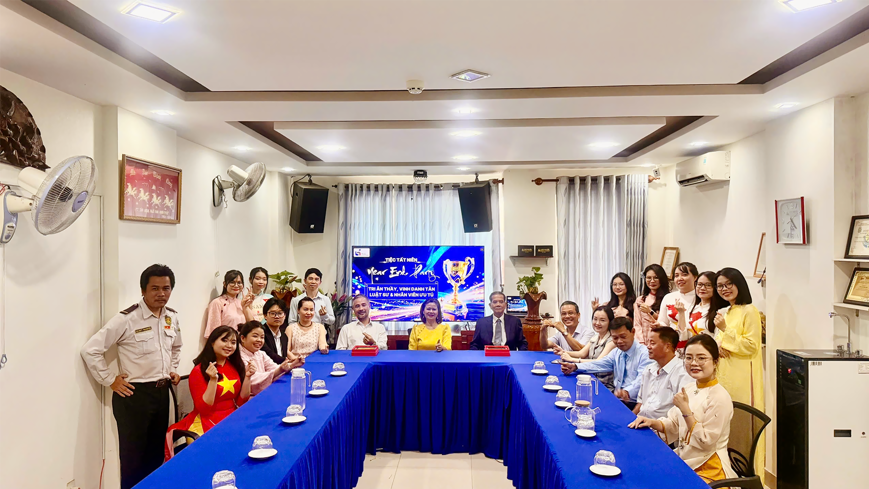 tri an thay vinh danh tan luat su nhan vien uu tu 3