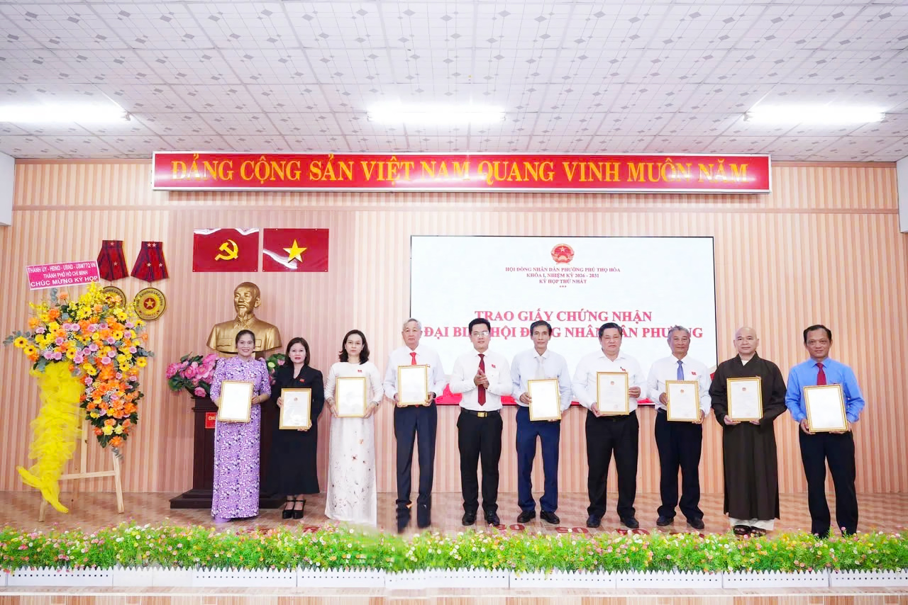 Luat su Nguyen Thi Kim Oanh nhan giay chung nhan dai bieu hdnd phuong phu tho hoa